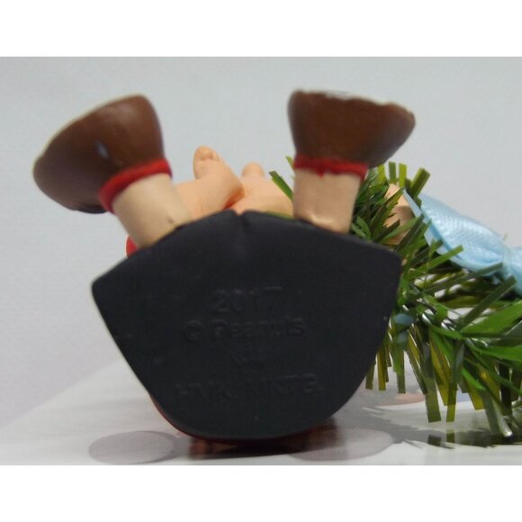 Hallmark Ornament 2017 Keepsake A Comfy Christmas for Linus Peanuts gang wreath - Picture 12 of 12